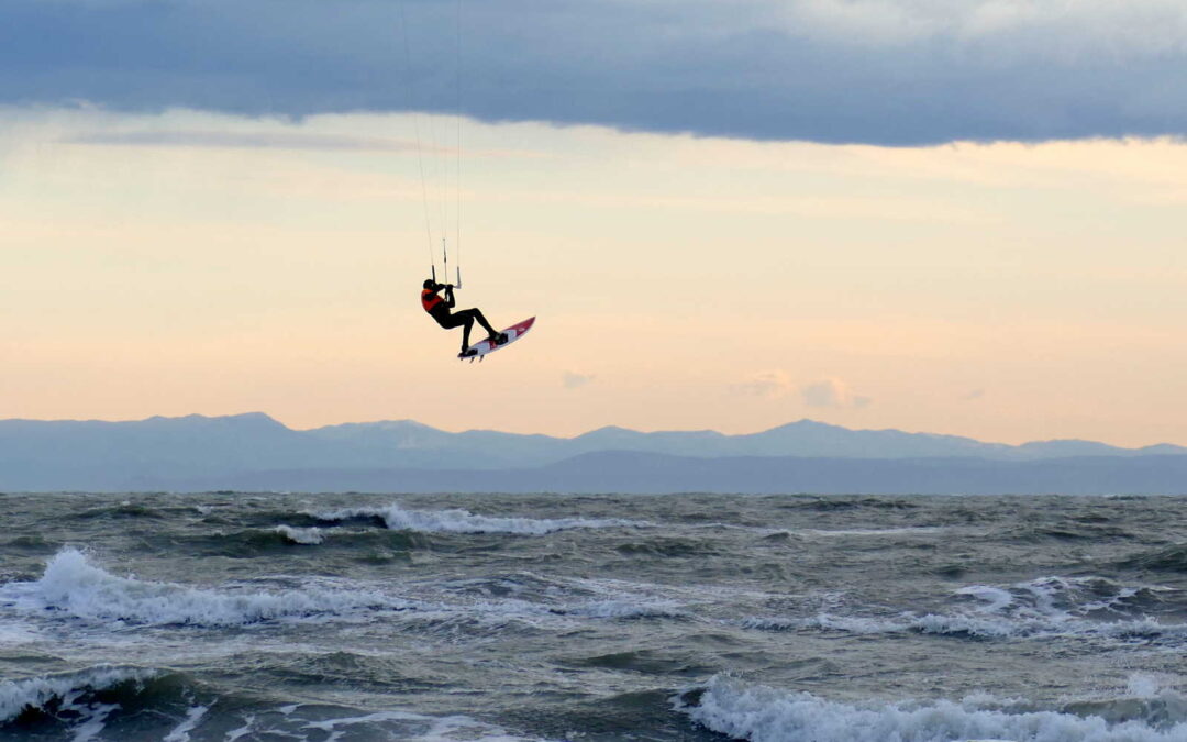 Natale in Mare a Lignano: coloratissime tavole e vele tra raffiche di Bora, onde, frangenti.