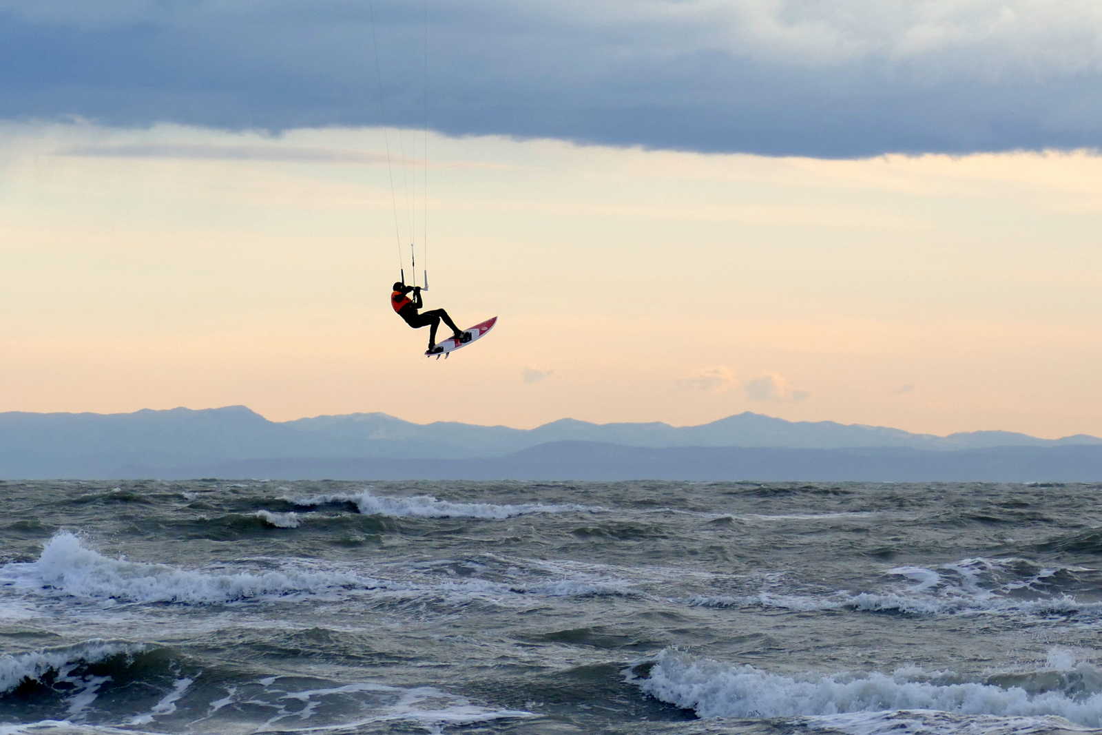 Natale in Mare a Lignano coloratissime tavole e vele tra raffiche di Bora, onde, frangenti. Natale in Mare a Lignano coloratissime tavole e vele tra raffiche di Bora, onde, frangenti.