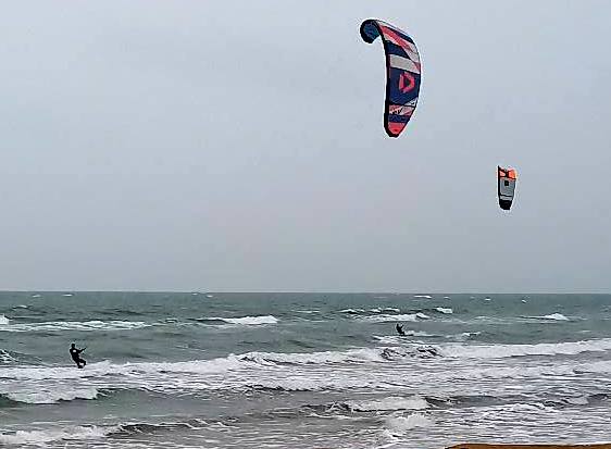 Neve, bora, gelo … inizio anno della Befana in mare a Lignano con tavole e vele 06.01.2026