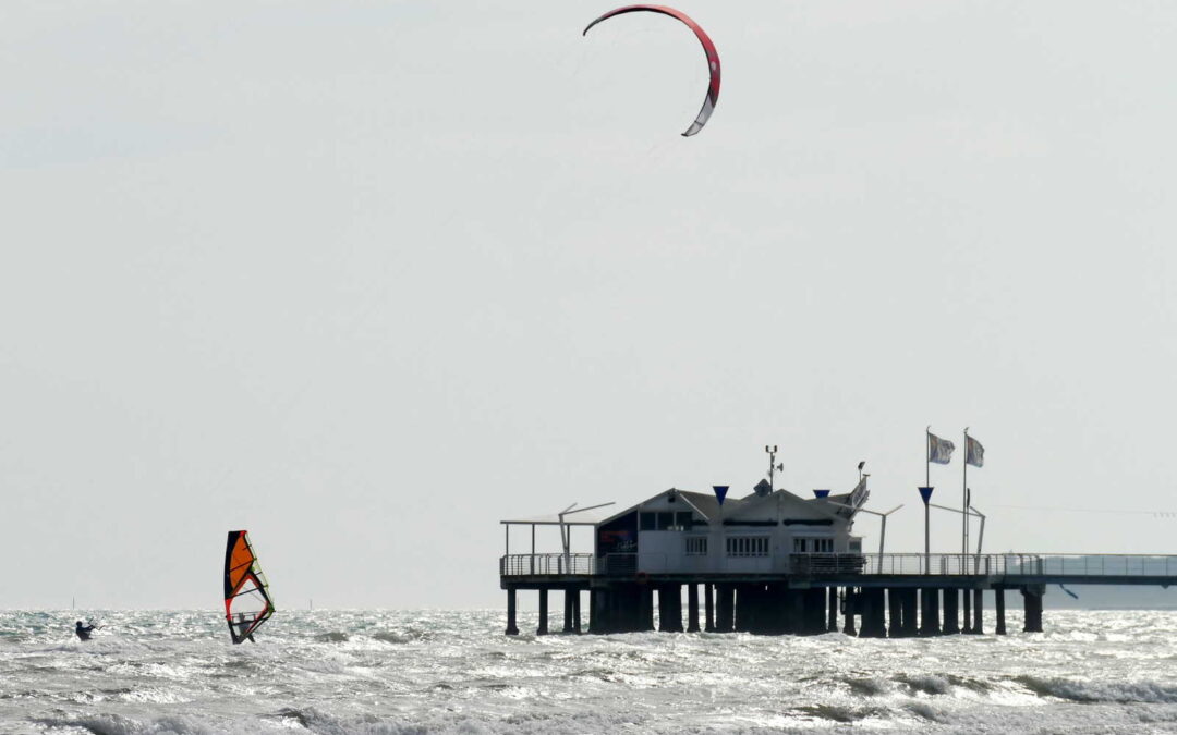 Sole e Scirocco sabato 14 marzo a Lignano: tavole e vele in mare.