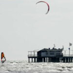 Sole e Scirocco sabato 13 marzo a Lignano: tavole e vele in mare