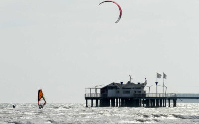 Sole e Scirocco sabato 13 marzo a Lignano: tavole e vele in mare