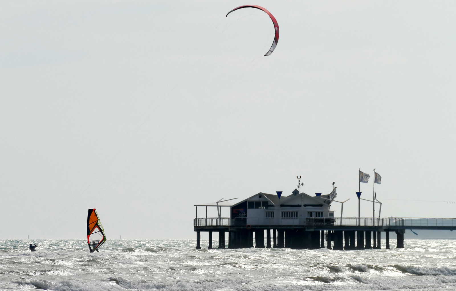Sole e Scirocco sabato 13 marzo a Lignano: tavole e vele in mare
