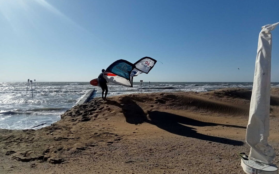 Bora soleggiata a Lignano 30 aprile: kiter in mare