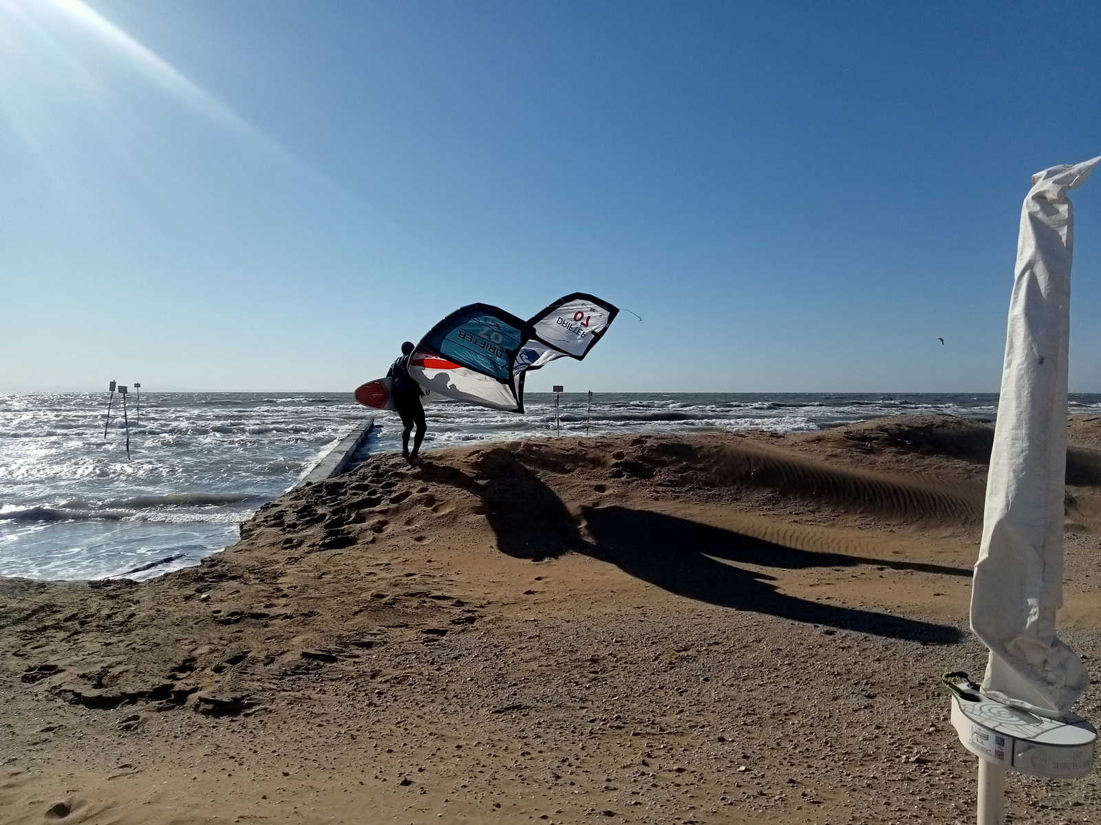 Bora soleggiata a Lignano 30 aprile kiter in mare
