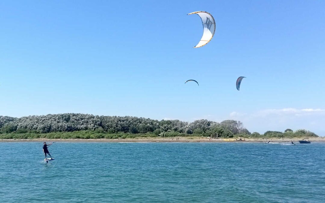 Calure e splendide termiche pomeridiane: tavole, vele, foil in mare
