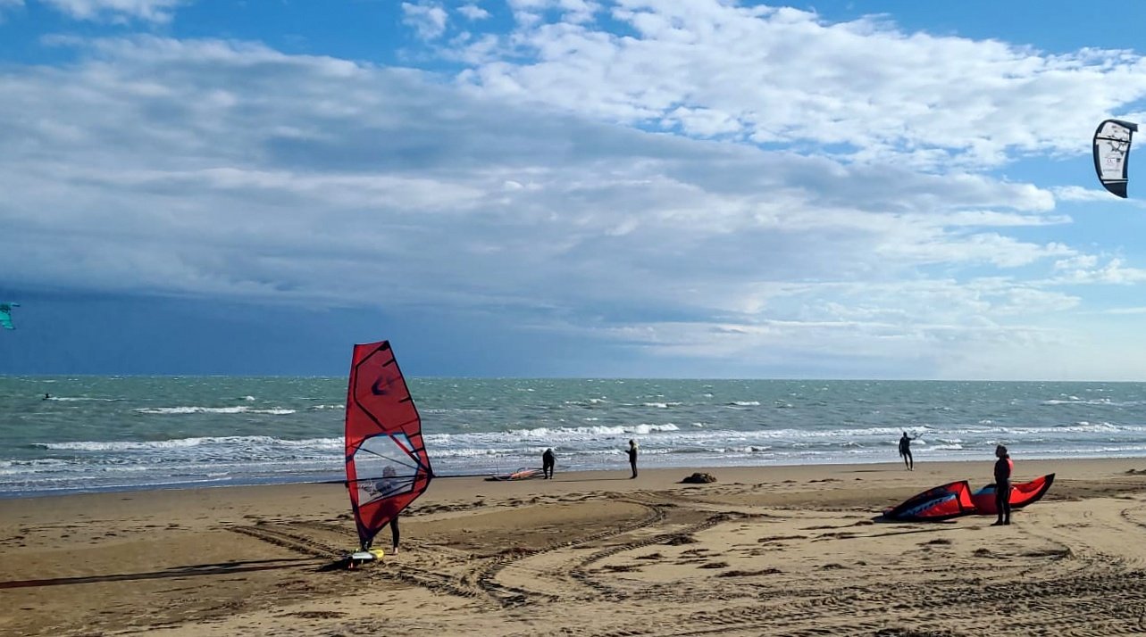 Ieri scirocco, oggi bora. Sempre in mare gli sportivissimi del vento