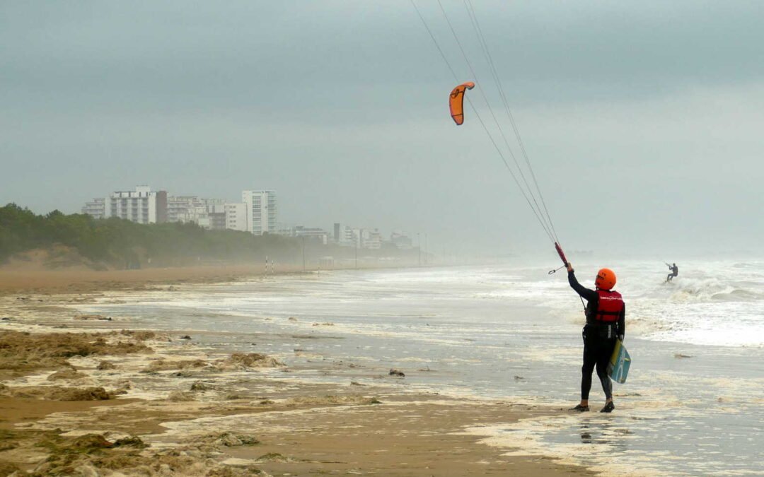 Sciroccata a Lignano: sportivi in mare mercoledì 21 ottobre