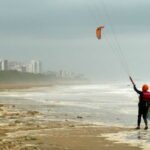 Sciroccata a Lignano: sportivi in mare mercoledì 21 ottobre 1 Sciroccata a Lignano sportivi in mare mercoledì 21 ottobre